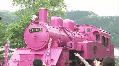 SLですがピンク色です 鳥取 若桜鉄道 5月1日は「恋の日」、SLをピンク色に塗り替え