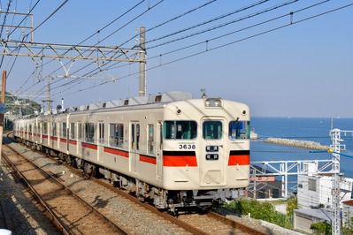 海の見える駅で、実車の3066Fを見る
