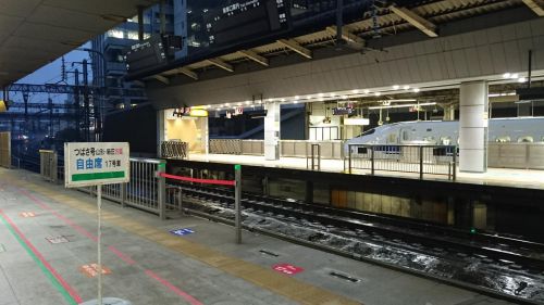 雨の新幹線ホーム