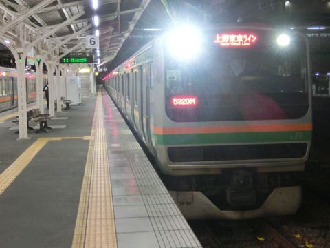沼津駅で東京方面 直通列車(E231系)を撮る <LED表示>
