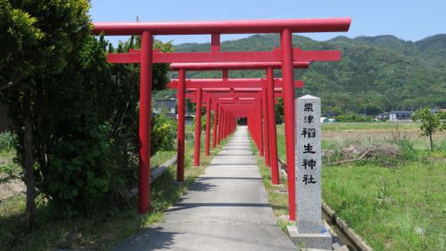 踏切の風景 一畑電車大社線 粟津稲生神社参道の踏切 ~アテンダントさんの案内も冴える名物風景 ~