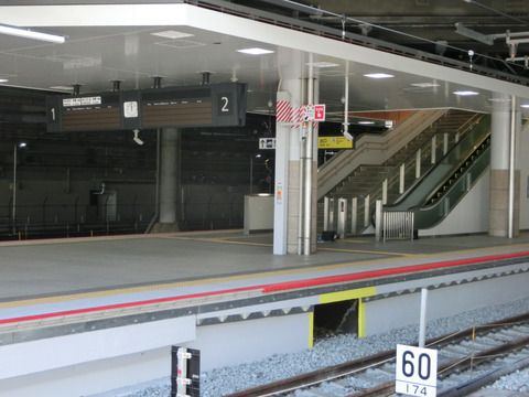 新大阪駅の1・2番のりばに新しい発車標が設置される(2018年5月)