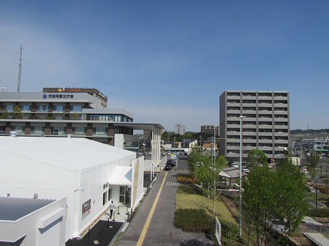 多治見駅北口に広がる、市庁舎、マンション、レストラン、親水広場。 【2017年05月 岐阜県多治見市】