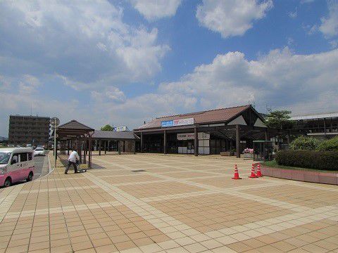 新幹線の駅なのに、平屋の駅舎?山陽新幹線の東広島駅。 【2018年05月 広島県東広島市】