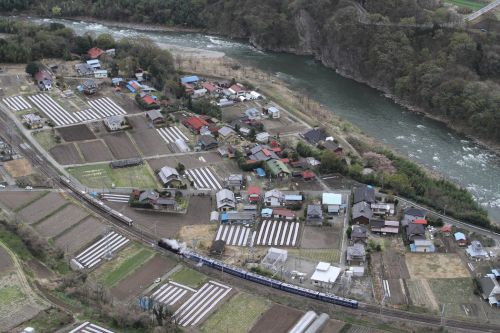 足元ですれ違う蒸気機関車と電車　- 上越線・2018年春 -