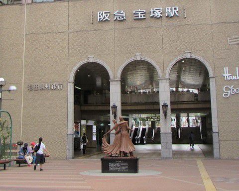 阪急宝塚駅前、宝塚歌劇団の銅像。 【2017年08月 兵庫県宝塚市】