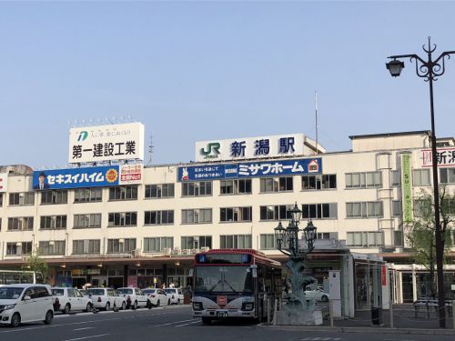 JR新潟駅 浦咲ラーメン駅前 出汁が効いたあっさりスープが魅了 焼きあごラーメンを味わう