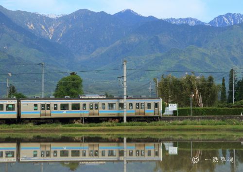 水鏡と北アルプスの懐の駅