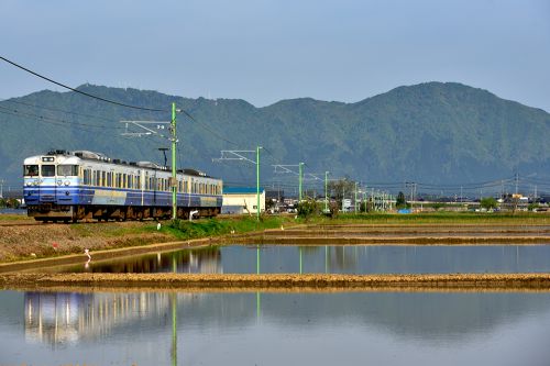 弥彦線の水田に写る水鏡風景を行く115系電車(吉田~西燕)