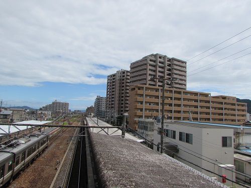 始発列車効果?でマンションが立ち並ぶ野洲駅前。 【2017年08月 滋賀県野洲市】