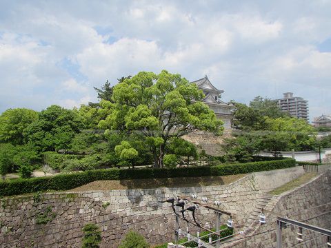 これが駅のホームから見える景観?お城と一体化したJR福山駅。 【2018年05月 広島県福山市】