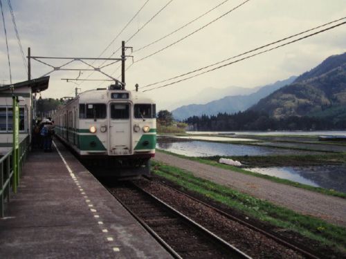 大糸線115系 木崎湖が見える小さな駅にて 1994-05-05