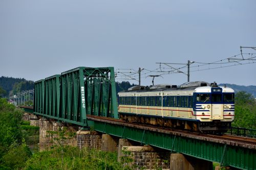 越後線の大河津分水路橋梁を行く1次新潟色115系電車(分水~寺泊)