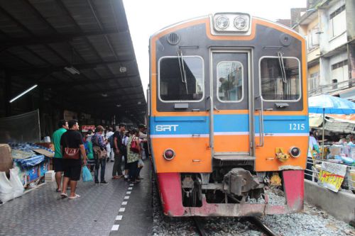 タイ国鉄メークローン線の旅 ウォンウィエンヤイ駅からメークローン駅へ 傘をたたむ市場