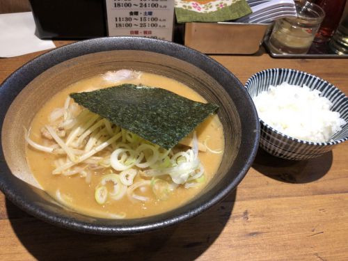 横浜駅 北海道らーめん楓 横浜西口店 白ご飯と相性抜群!みそらーめんを味わう!
