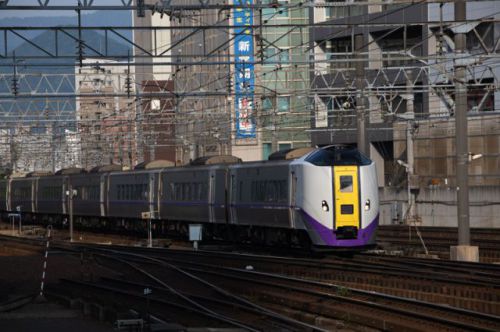苗穂方から直接入線した集約臨-札幌駅西改札上部にも団体新函館北斗と表示されていた