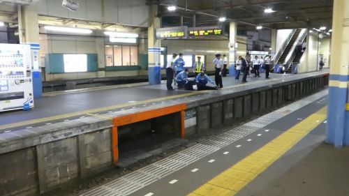ホームで倒れている人を救護 西武新宿線田無駅