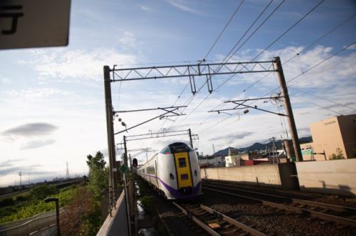 特急宗谷にも続く代走ノースレインボーEXP-キハ283系の回送列車が4番ホームから出発!