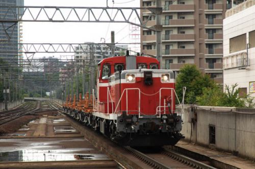 金曜日のチキ工臨-水面に写す列車-臨時北斗の送り込み回送
