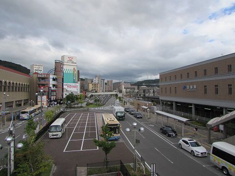 道路を挟んで向かい合う、阪急宝塚駅とJR宝塚駅。 【2017年08月 兵庫県宝塚市】
