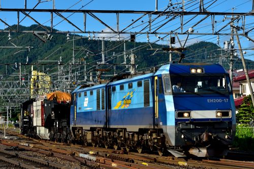 中央東線の塩尻駅を出発するEH200-17号機とシキ801大物車(塩尻駅)