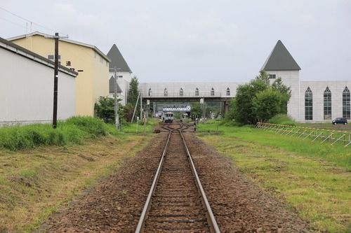 とある踏切から美瑛駅構内をのぞく
