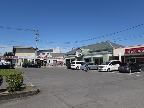グループ直営のパン屋を併設した多度津駅。 【2016年05月 香川県多度津町】