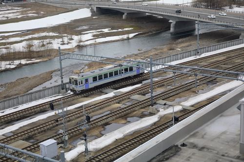 高いところから見るキハ150形気動車・旭川駅