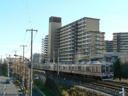 歩道橋から普通電車を
