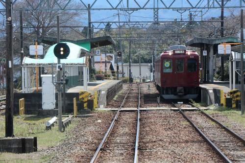 養老山地のふもとを走る鉄道
