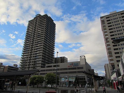 早朝の阪神「西宮」駅前。そびえ建つタワーマンション。 【2017年08月 兵庫県西宮市】