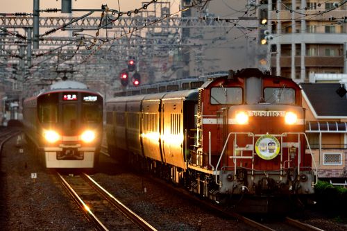 大阪環状線の早朝を行くＤＤ５１牽引の「サロンカーなにわ」回送とＭ２５０系ＳＲＣ（野田駅）
