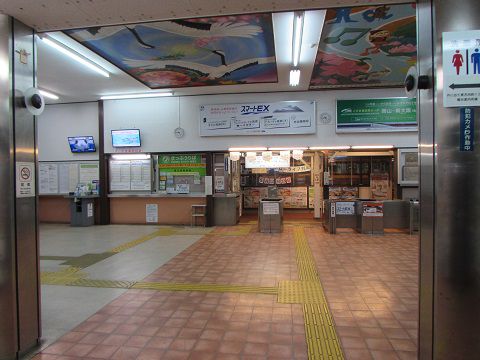 早朝5時前、4方向への始発列車を見送る津山駅。 【2018年05月 岡山県津山市】