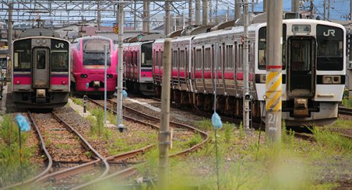 特急いなほ?と思ったら男鹿なまはげロック号@秋田車両センター
