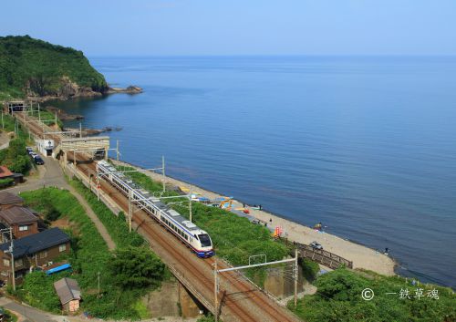 特急「しらゆき」と青海川駅