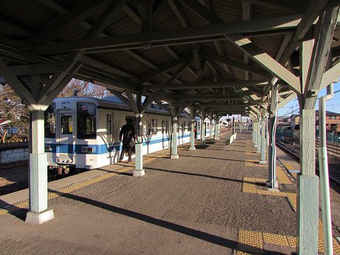 行き止まりの終着駅・西小泉駅で折り返し出発を待つ列車。 【2017年12月 群馬県大泉町】