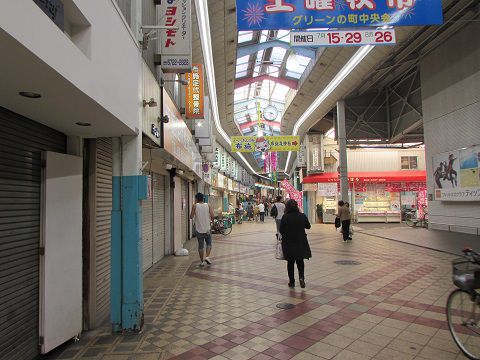 近鉄布施駅近くの、アーケードのある商店街にて。 【2017年08月 大阪府東大阪市】