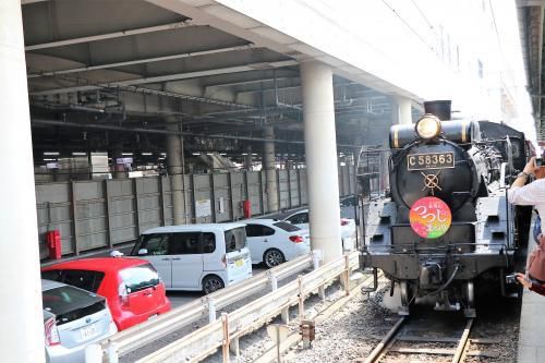 「SLパレオエクスプレス」は熊谷駅を出発