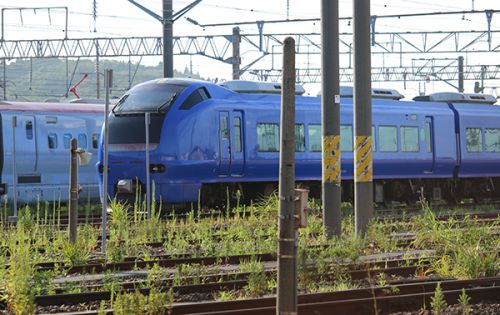 お盆休み中の特急いなほはカラフル!@秋田車両センター