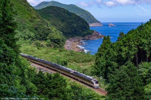 熊野古道から特急ワイドビュー南紀を俯瞰する。
