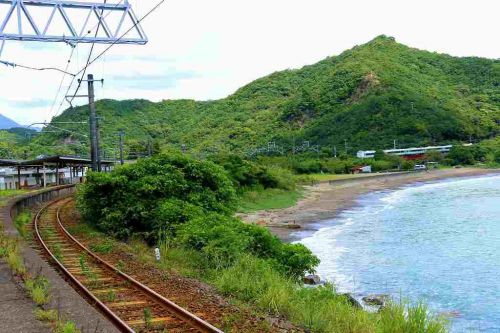砂浜に沿った湯川駅!