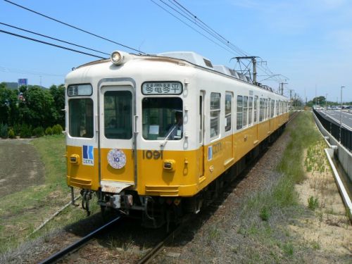綾川駅に入る1091号