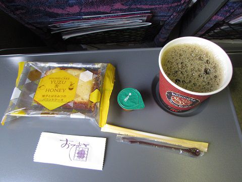 上越新幹線の車内で、コーヒーとパウンドケーキのセット。 【2018年08月 上越新幹線車内】