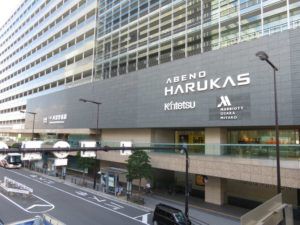 大阪阿部野橋駅で観光特急青の交響曲(シンフォニー)の入線を待つ