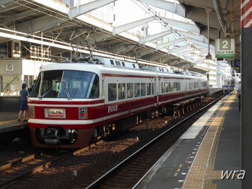 夕暮れ時の新今宮で南海電車を激写!骨董品級「片開き扉」も残っている