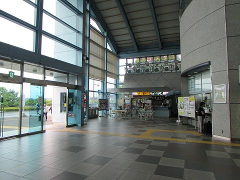 新幹線「安中榛名」駅の峠の釜めし・立ち食いそば店。 【2017年07月 群馬県安中市】