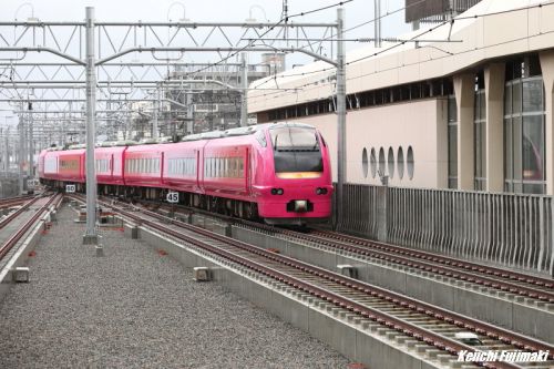 新潟駅高架ホームを後にするいなほ３号