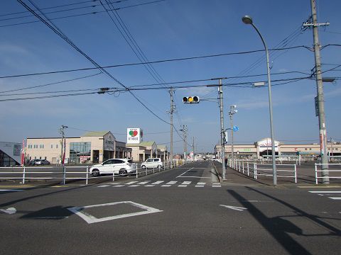 駅から歩ける範囲に、郊外のロードサイド?のような景観が広がる。 【2017年05月 岐阜県美濃加茂市】