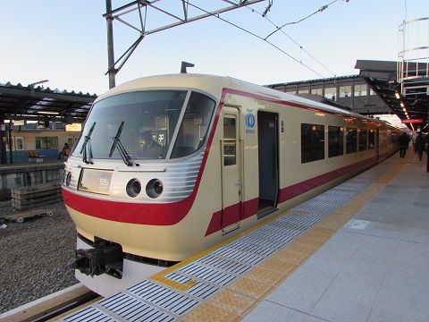 西武秩父駅で出発を待つ、池袋行きの特急。 【2017年12月 埼玉県秩父市】