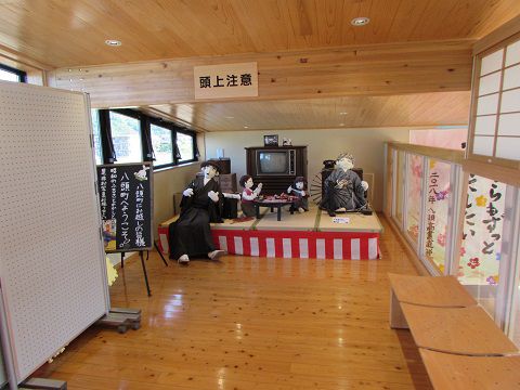 八頭町・郡家駅「ぷらっとぴあ・やず」内の「ふるさとかかし」。 【2018年05月 鳥取県八頭町】